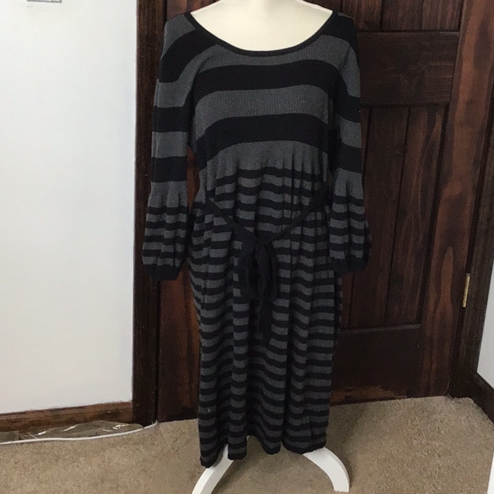 Pink rose women size 2X black and gray sweater dress.